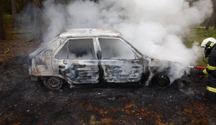 Houbař šel do lesa, mezitím mu shořelo auto