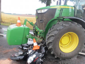 FOTO: Řidič traktoru přehlédl a srazil při výjezdu z pole motorkáře se spolujezdkyní