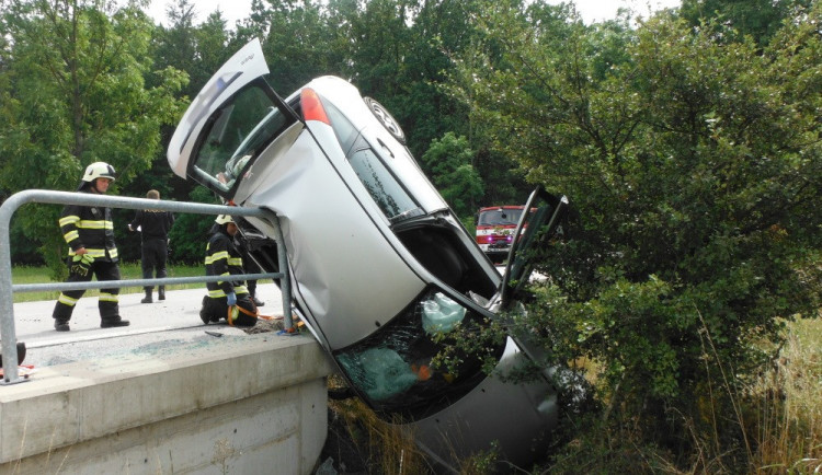 FOTO: Řidič poslal své auto záhadným způsobem přes mostek