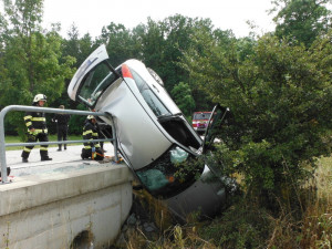 FOTO: Řidič poslal své auto záhadným způsobem přes mostek