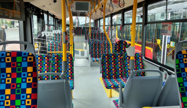 Důchodkyně si ukousla v trolejbuse jazyk. Omluvy se dočkala po 3 letech