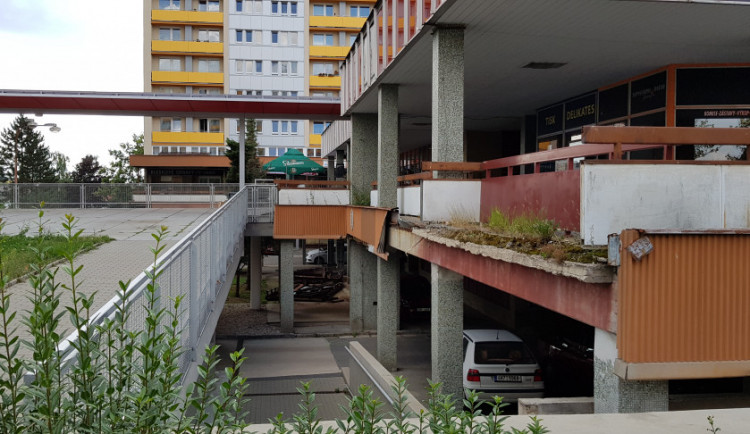 FOTO: Hradecký Černobyl děsí. Benešovka se místním rozpadá před očima