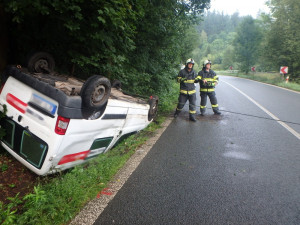 Auto skončilo převrácené na střeše