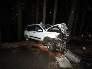 FOTO: Vážná nehoda na Rychnovsku. 18letý mladík narazil v opilosti do stromu