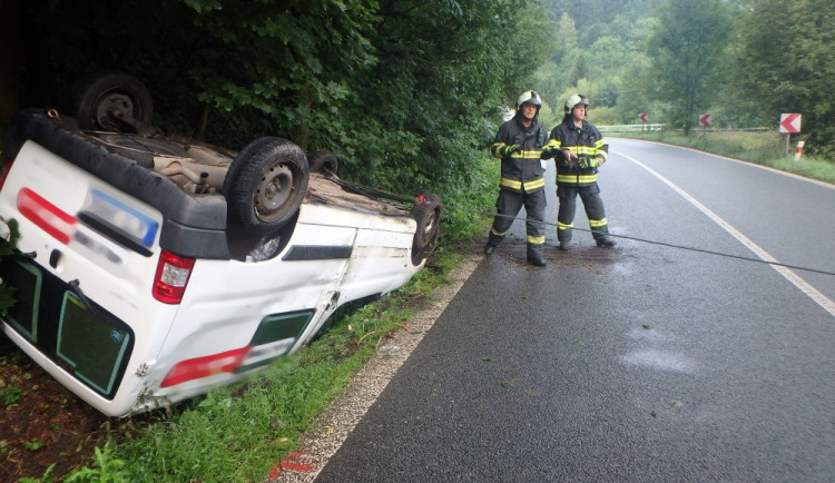 rofesionální hasiči z Trutnova a dobrovolná jednotka z Hostinného odstraňovali následky dopravní nehody osobního vozidla, které skončilo mimo vozovku převrácené na střechu