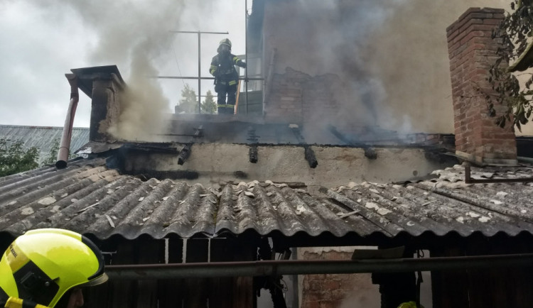 U požáru rodinného domu zasahovalo pět jednotek hasičů