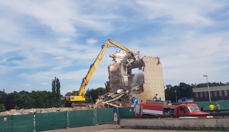 FOTO: Demolice začala! Vybydlený panelák u Aldisu zmizí