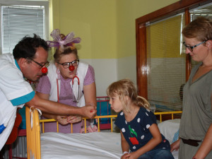 Zdravotní klauni navštívili děti v hradecké nemocnici