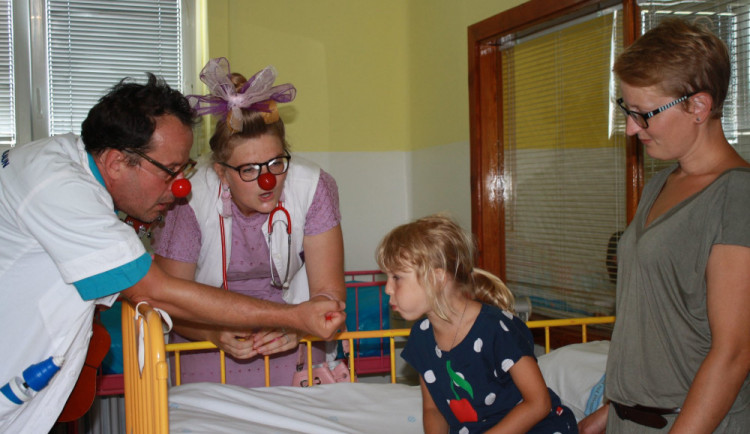 Zdravotní klauni navštívili děti v nemocnici