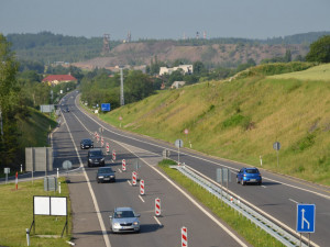 Další komplikace. Oprava omezí provoz na hlavní silnici mezi Náchodem a Skalicí