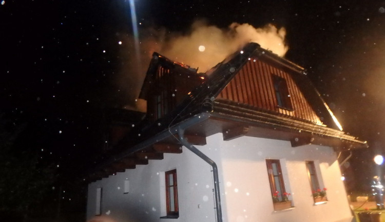 Zásah hasičů u roubenky v Olešnici