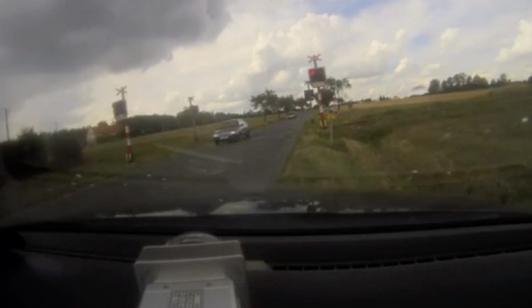 VIDEO: Červená na železničních přejezdech není pro řidiče zeď. Policisté natočili riskantní jízdu