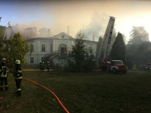 Vyhořelý zámek na Trutnovsku stále čeká na opravu, už přes rok