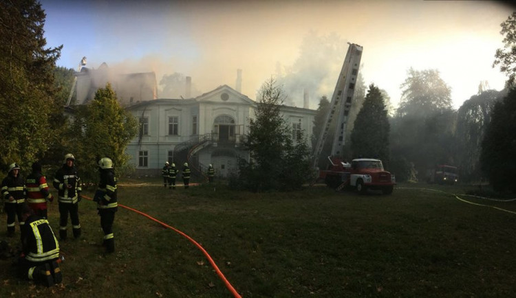 Hasiči u požáru zámku v Horním Maršově