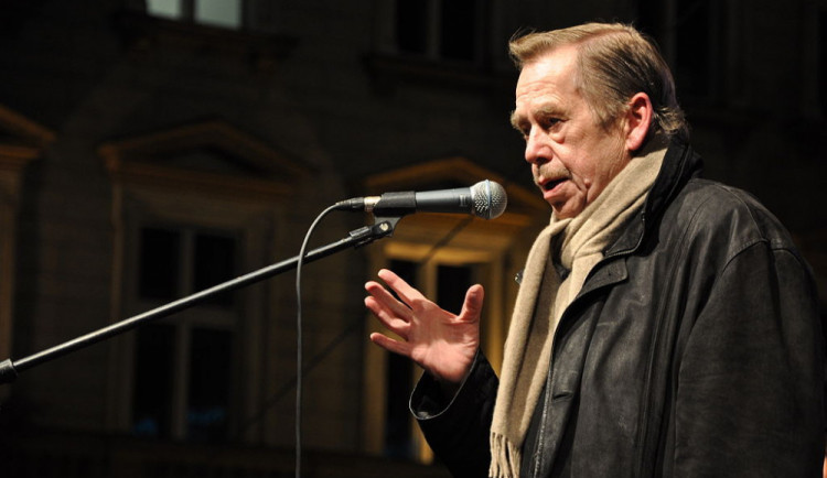 K výročí 17. listopadu odhalí v Hradci náměstí Václava Havla