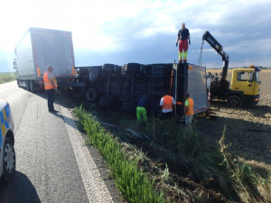 FOTO: Převrácený návěs kamiónu u Nového Bydžova omezil provoz