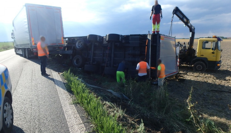 Převrácený návěs kamiónu