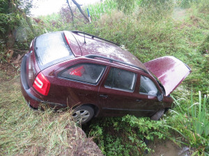 FOTO: Řidička nezvládla řízení a skončila v příkopě