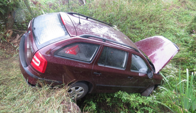 Auto skončilo v příkopě