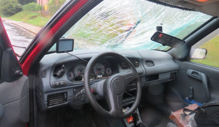 Mladá dívka narazila přímo do předního skla