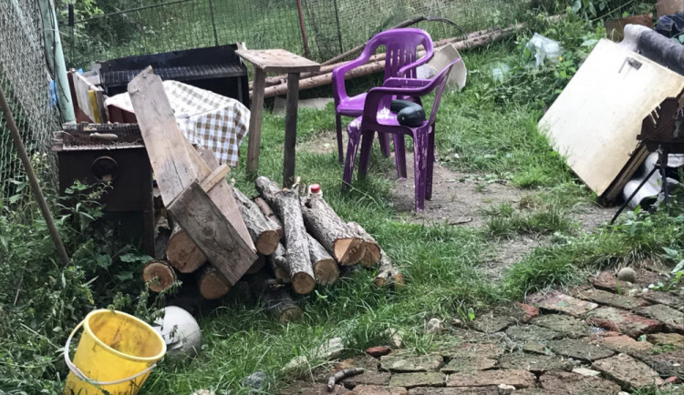 Dvaadvacetiletý muž v hádce ubodal známého, jeho tělo ukryl na zahradě a zaházel odpadky