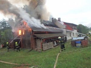 FOTO: U požáru stodoly zasahovalo osm jednotek hasičů