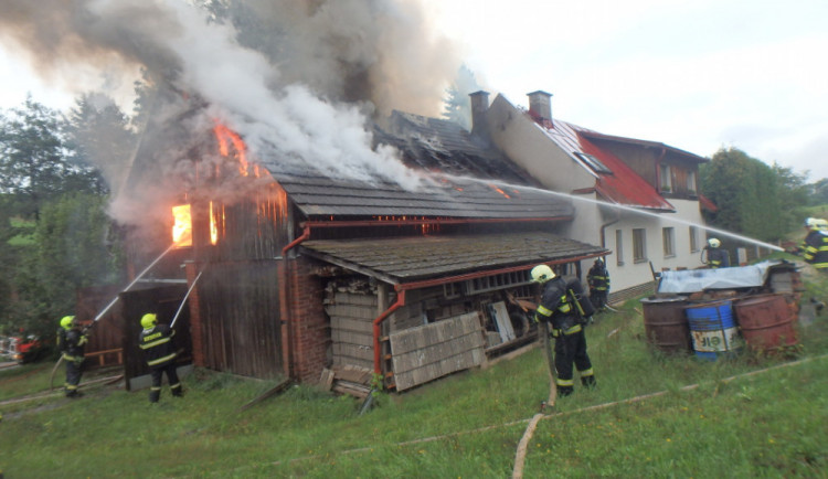 U požáru stodoly zasahovalo osm jednotek hasičů