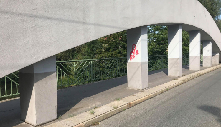 Malšovický most je opět počmáraný