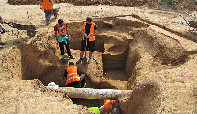 Archeologové u Jaroměře objevili 7000 let starou obchodní stanici