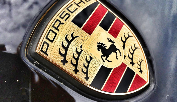 Zloděj chtěl v Brně ukrást Porsche 911. Když se mu to nepovedlo, vysypal do něj aspoň popelnici