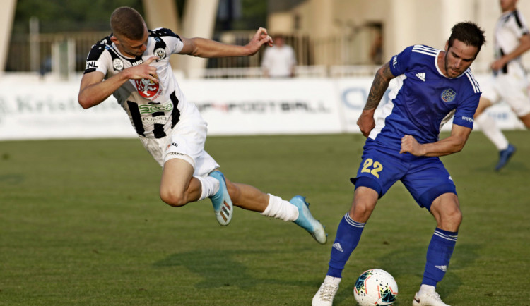 Fotbalisté Hradce (v bílém) v duelu s Jihlavou