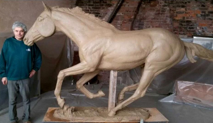 Trojnásobný vítěz Pardubické bude mít památeční sochu. Tvoří jí autor z Jaroměře