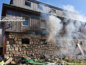 FOTO: Na Špindlerově boudě v Krkonoších hořelo. Škoda jde do statisíců