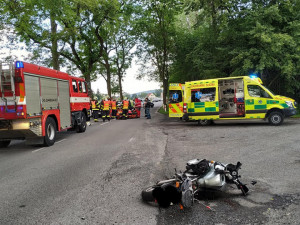 Při nehodách na Hradecku a Jičínsku zemřeli motorkář a řidička