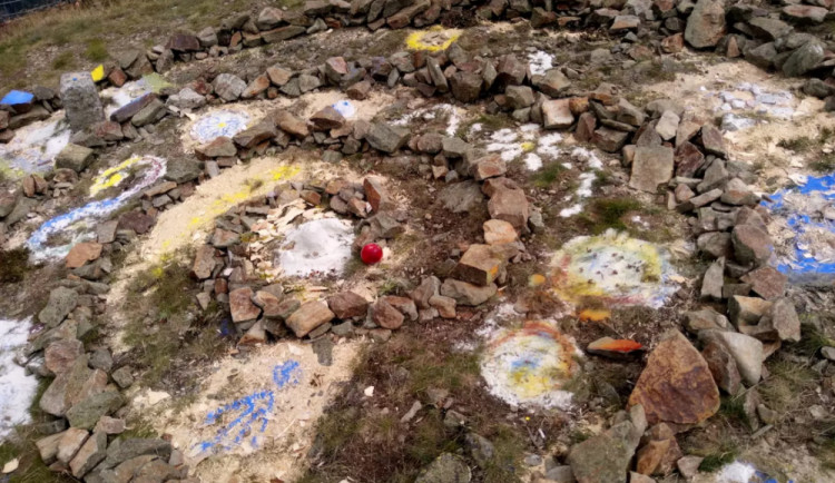 Vandalové řádili na Sněžce