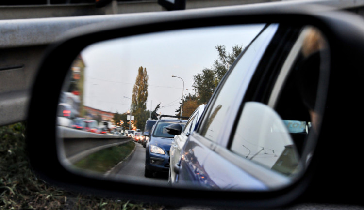 Na Gajdošově v Brně nad ránem prasklo potrubí, situace působí velké problémy v dopravě