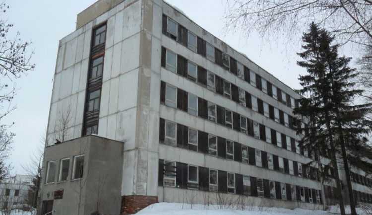 V Rokytnici začala demolice bývalé sovětské ubytovny