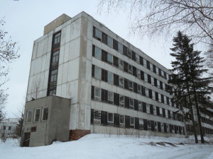 V Rokytnici začala demolice bývalé sovětské ubytovny
