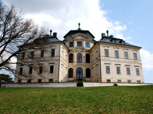 Opravy budov v areálu zámku Karlova Koruna vyjdou na 100 milionů