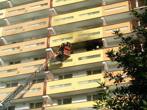 FOTO: V Hradci hořel byt. Hasiči museli evakuovat desítky lidí