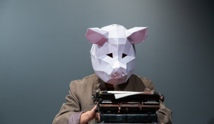 Zeď aneb jak jsem vyrůstal za železnou oponou, inscenace nejen o neradostné minulosti, ale také o naději