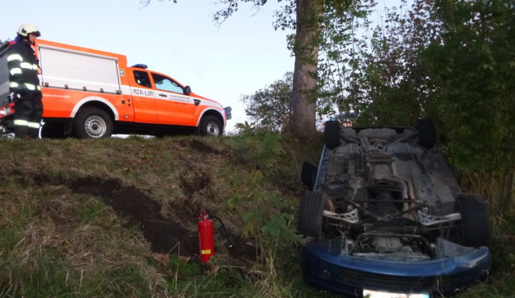 Auto skončilo v příkopu