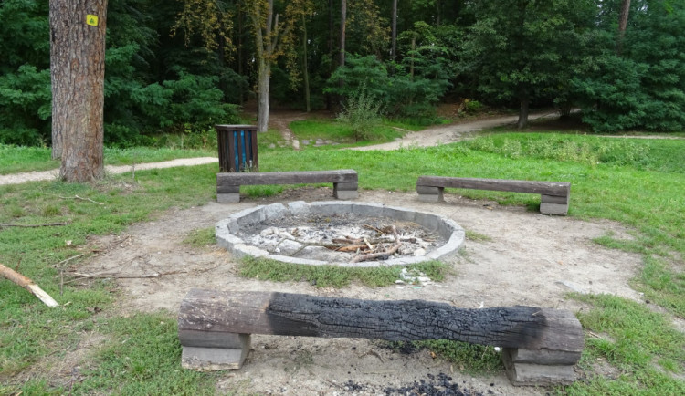 Vandalové lavičku podpálili