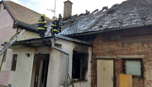 Hasiči na místě požáru