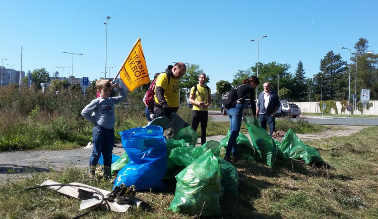 Hradecká skupina, která se zapojila do úklidu 