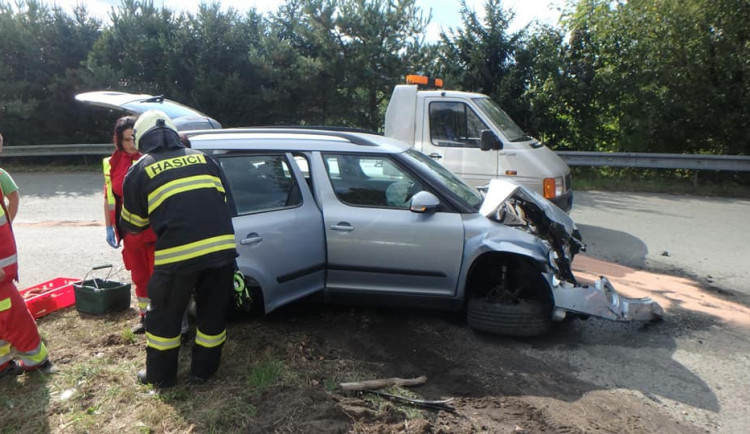 Střet s několika tunami nedopadl naštěstí pro řidiče automobilu fatálně