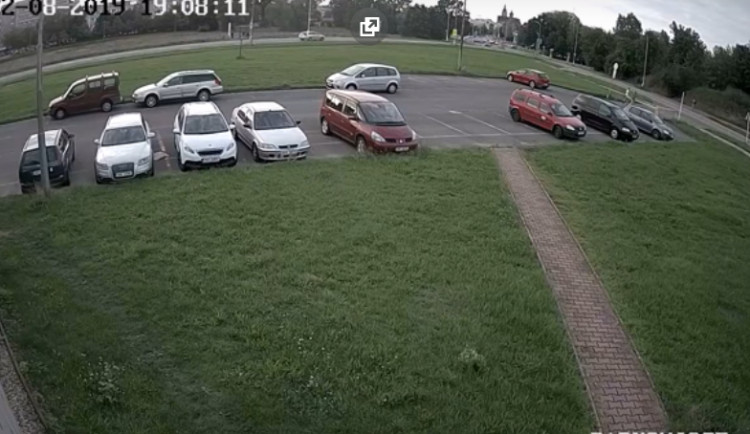 Muži zničili závoru