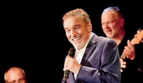 GLOSA: Sympaťák, bavič, a především velký zpěvák... Karel Gott dokázal strhnout celé generace
