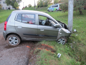 FOTO: Třiaosmdesátiletý řidič nezvládl řízení a narazil s autem do sloupu