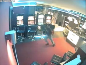 VIDEO: Muž s nožem v ruce přepadl kasino v Trutnově. Dopaden byl za necelou hodinu!